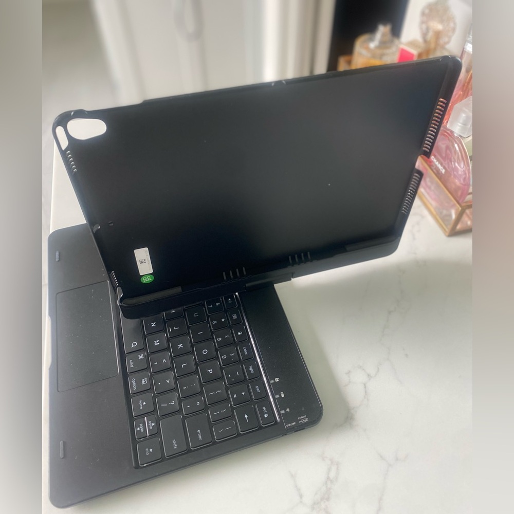 2017 iPad Pro 10.5 with QWERTY keyboard case. - Picture 6 of 13